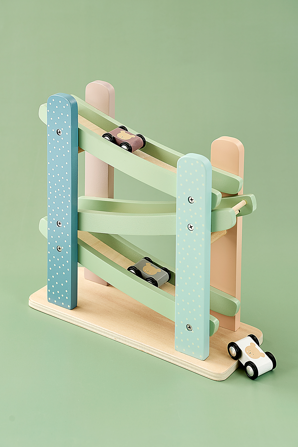 Pistë makinash prej druri – për garuesit e vegjël