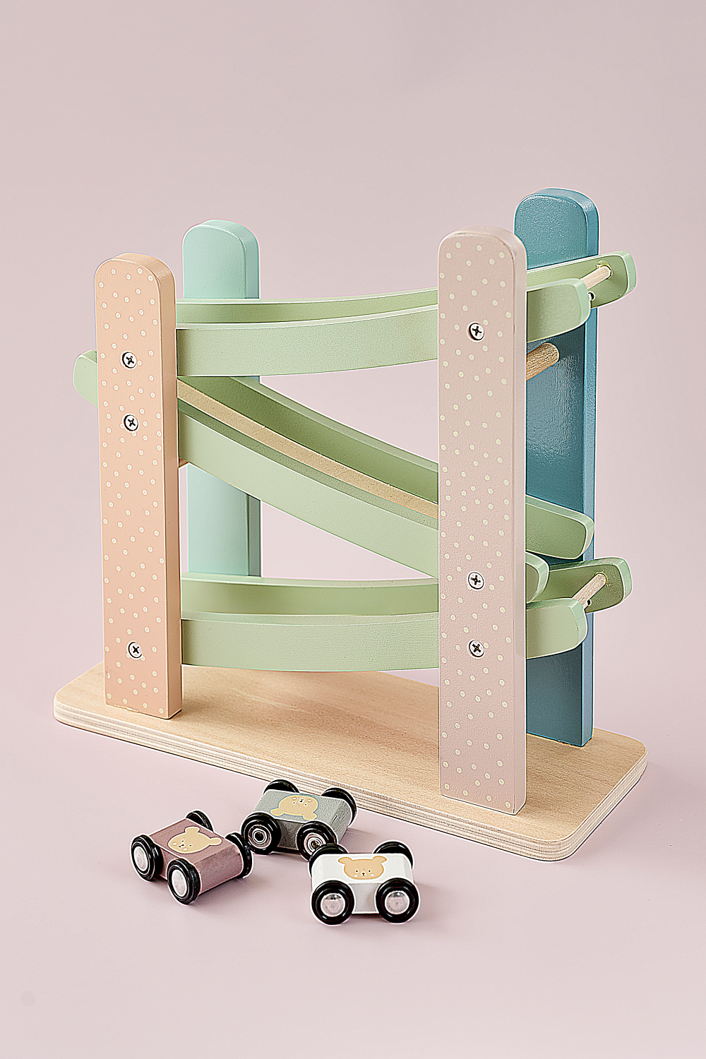 Pistë makinash prej druri – për garuesit e vegjël