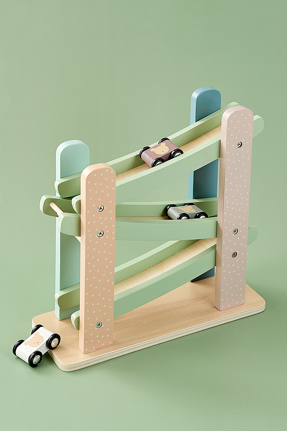 Pistë makinash prej druri – për garuesit e vegjël